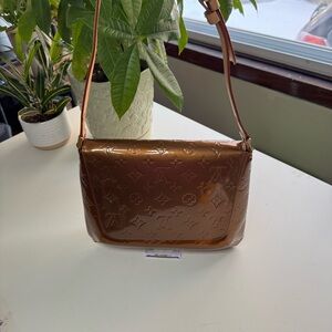 Luxurious Louis Vuitton, monogram vernis Shoulder Bag